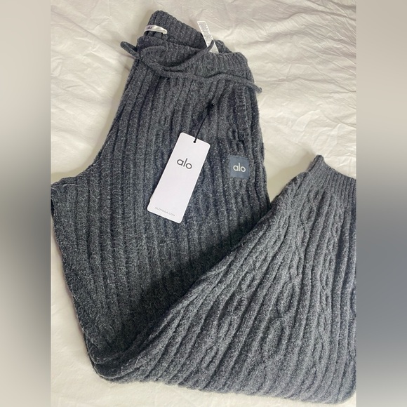 Alo Yoga Cable Knit Winter Bliss Pant Dark Heather Grey Sz L NWT - Picture 8 of 8
